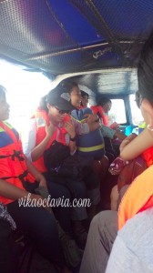 di dalam speedboat...