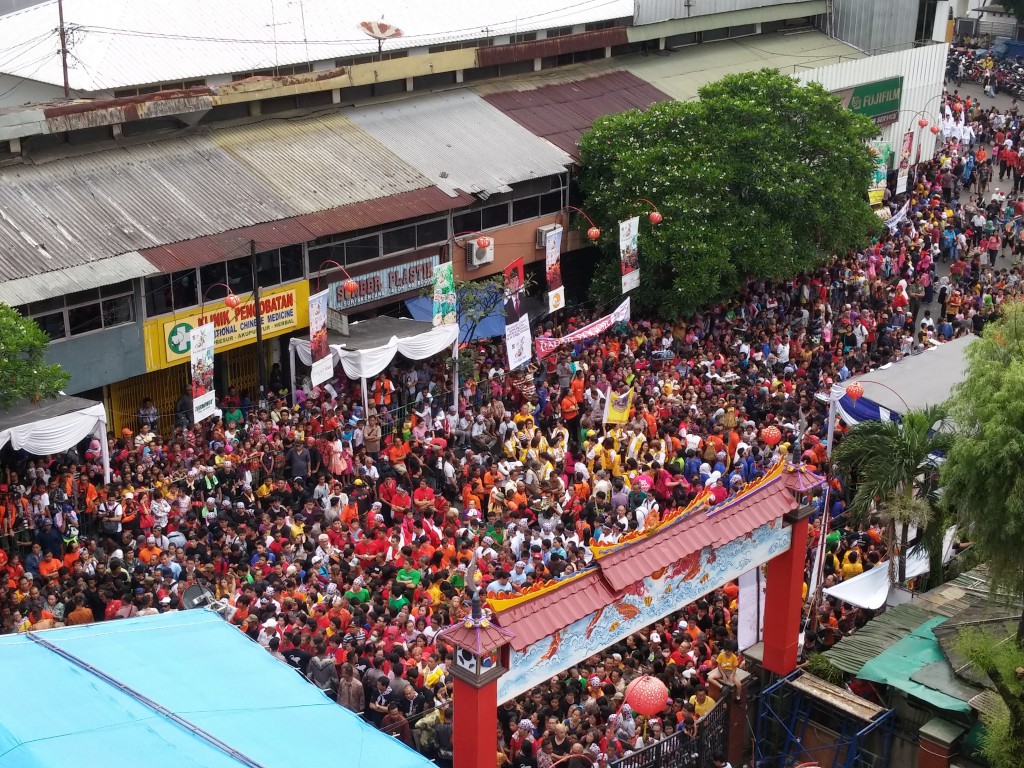 Kerumunan Massa menanti Pak Presiden. Gimana bisa lolos, cobaa??